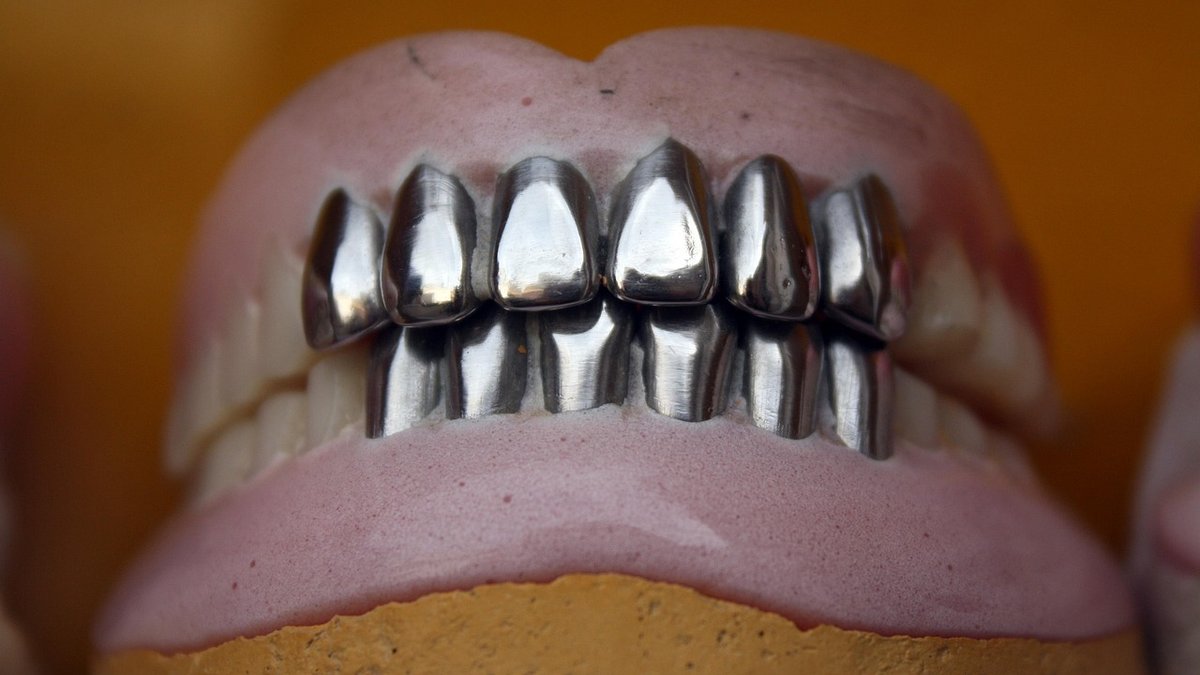 Using Mouthwash Wisely Without Hiding Dental Problems